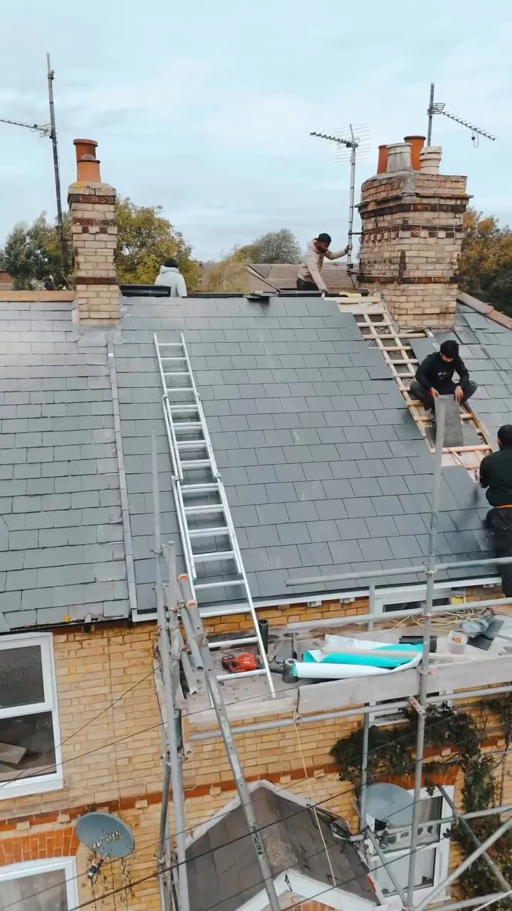 Alternative slates being laid on the Huntingdon re-roof